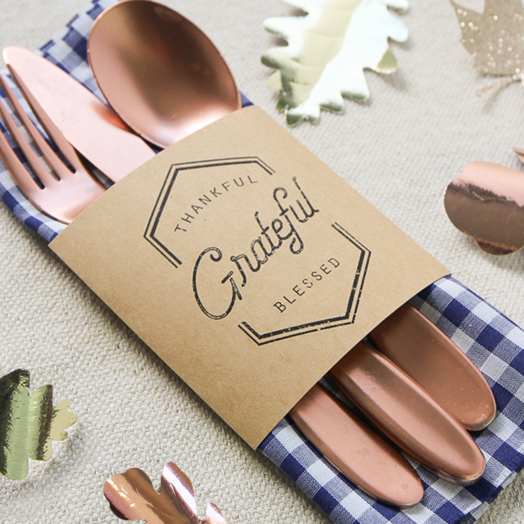 Make these easy utensil pouches to use as Thanksgiving decorations at your table this year.