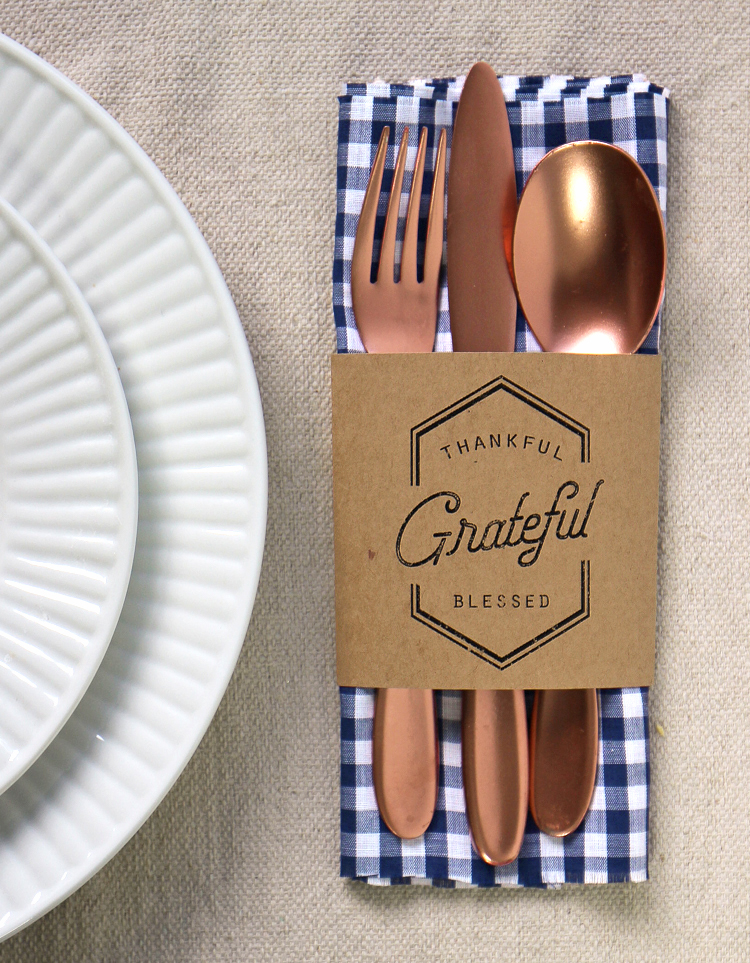 Make this cute Thanksgiving craft to decorate your Thanksgiving table.