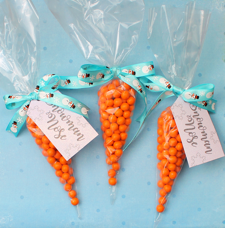 Make snowman nose candy treat bags to give as punny Christmas gifts this year