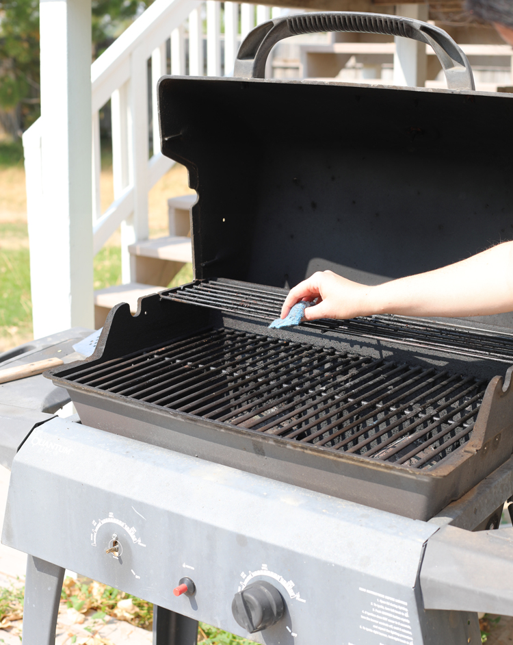 clean barbecue grill with sos pads