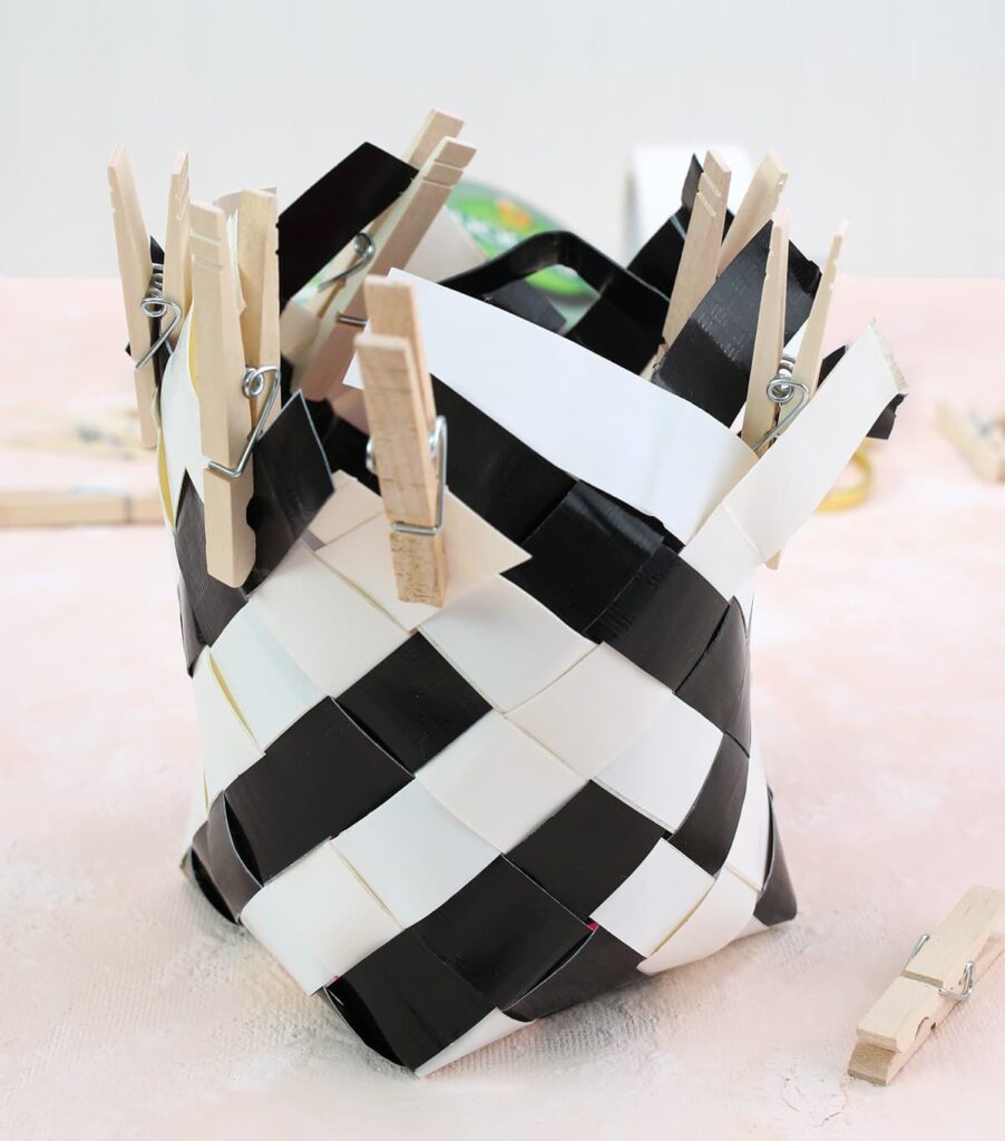 how to weave a basket out of duck tape